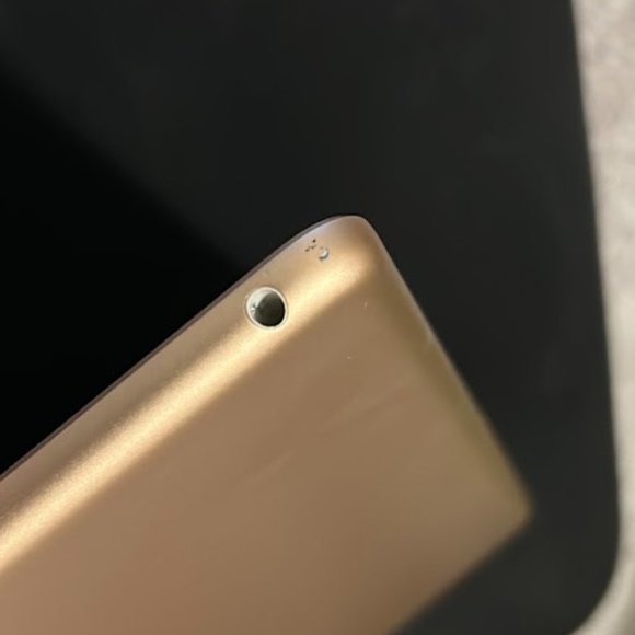 iPad 7th Generation 32GB - Rose Gold - Picture 5 of 9